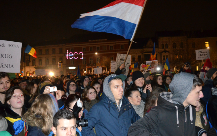 Holland zászló és tüntető