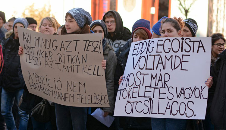 A Kós Károly Szakközépiskola diákjai tüntetnek |  Fotó: Toró Attila / Sepsiszentgyörgy.info