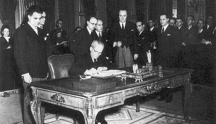 Gyöngyösi János aláírja a párizsi békeszerződést
