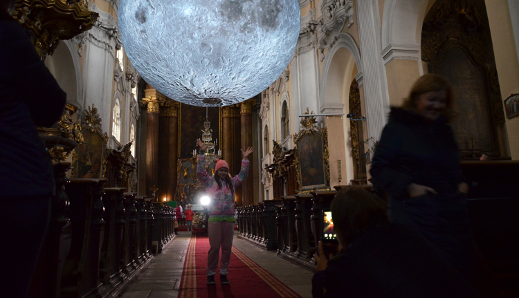 Hold a kolozsvári piarista templomban