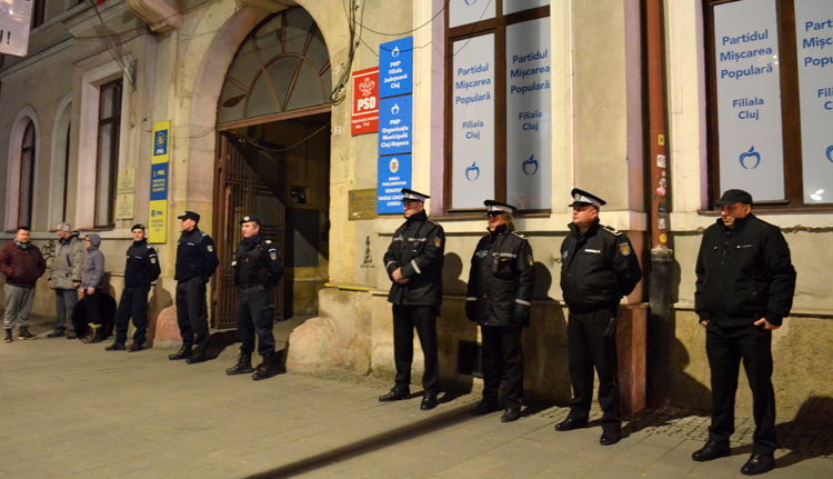 Rendőrsorfal a kolozsvári pártszékház előtt