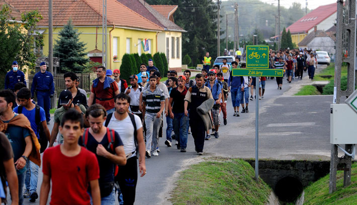 Menekültek gyalogolnak Horvátországban