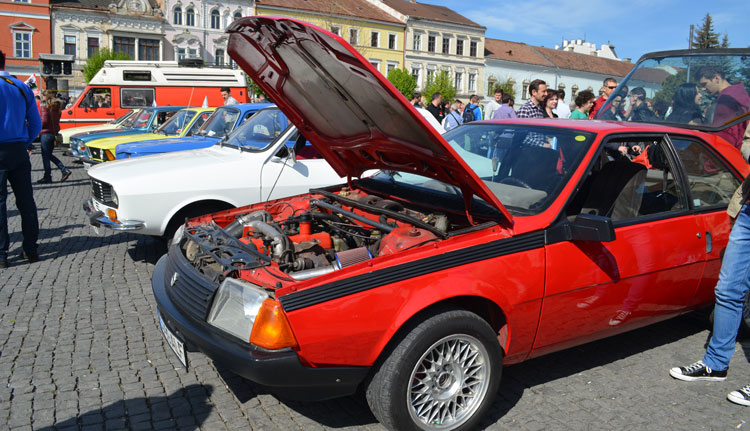 Oldtimer autók a kolozsvári Főtéren