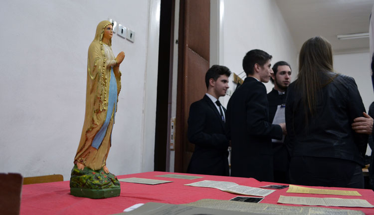 A Mária-szobor a Brassais diákokkal