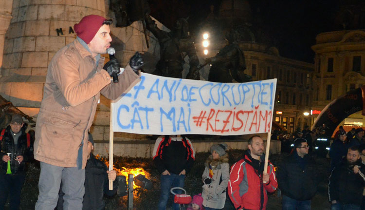 Bob Radulescu lelkesíti a tüntetőket