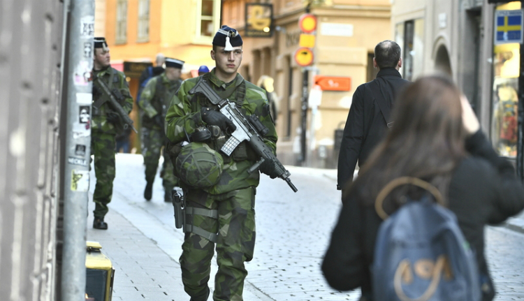 Svéd rendőrök járőröznek