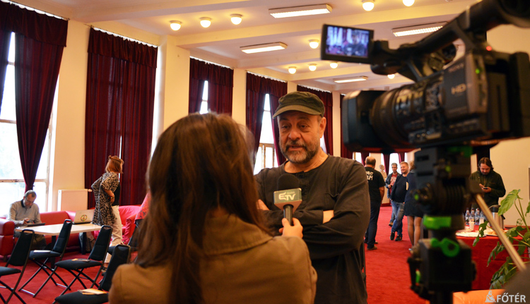 Tompa Gábor a színház emeleti előcsarnokában ismerteti az új évadot
