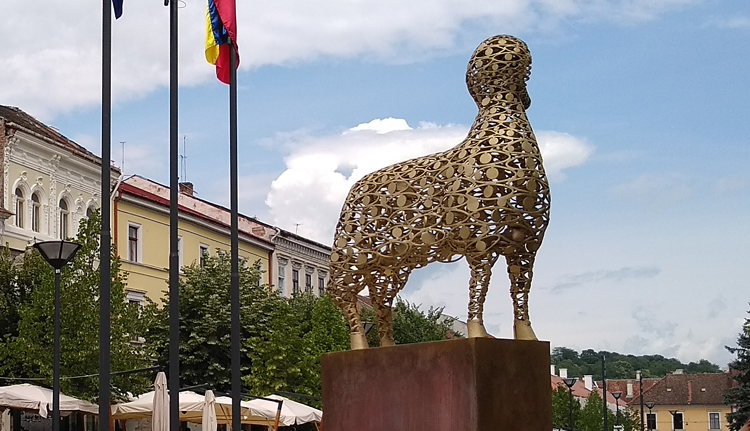 Liviu Mocan szobrai a Főtéren