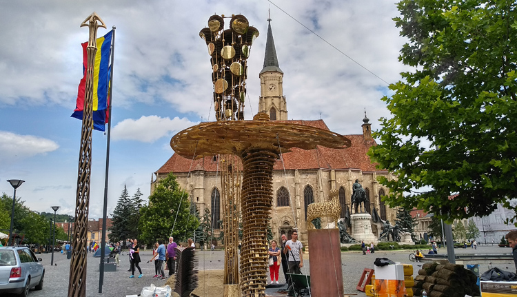 Liviu Mocan szobrai a Főtéren